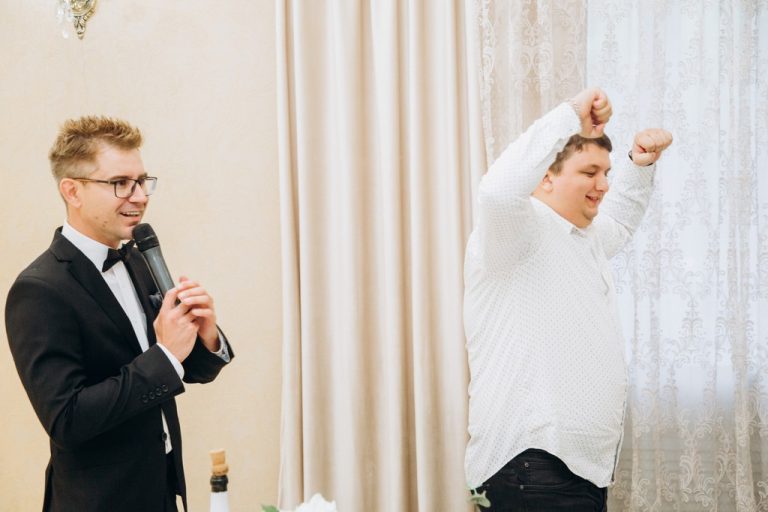 Гостя танцює під час свята, ведучий поруч