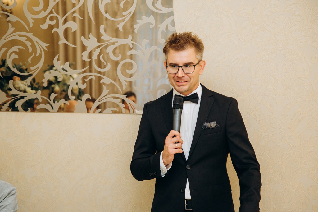 Іван Панов веде вечір у ресторані