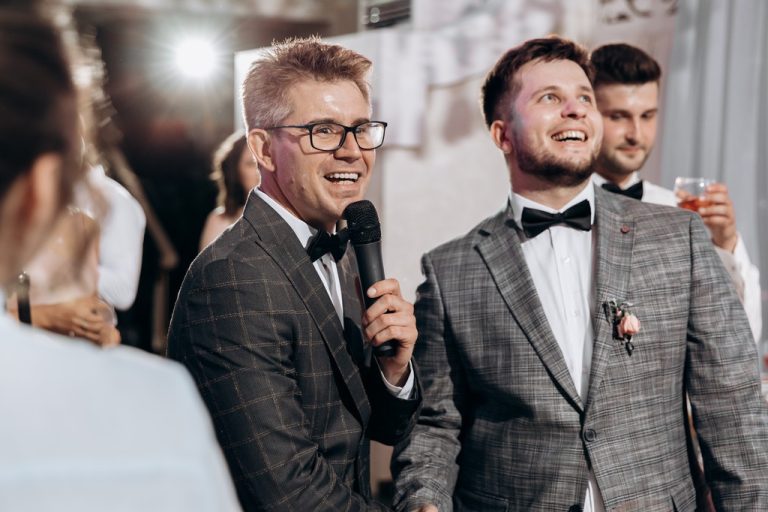 Ведучий і гості сміються під час вечора