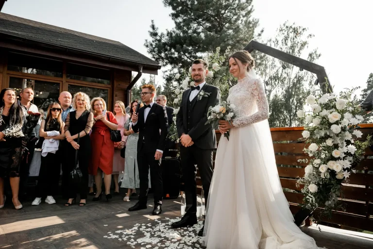 Виїзна церемонія на терасі: ведучий, молодята і гості