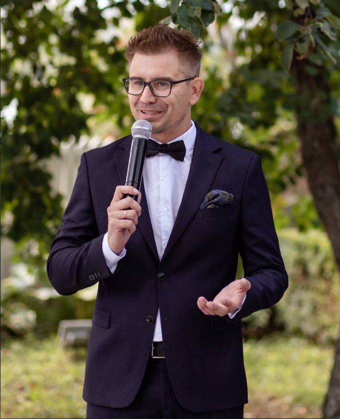 Ведучий Іван Панов із мікрофоном під час виїзної церемонії
